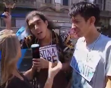 El fuerte cruce de un manifestante con la cronista de TN: Te quema la bandera de Argentina