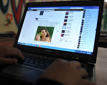 Venden novias ficticias en Facebook para gente solitaria