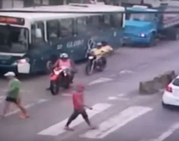 Iba en su moto