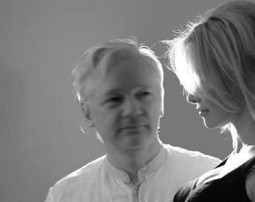 Pamela Anderson volvió a pedir indulto para Julian Assange