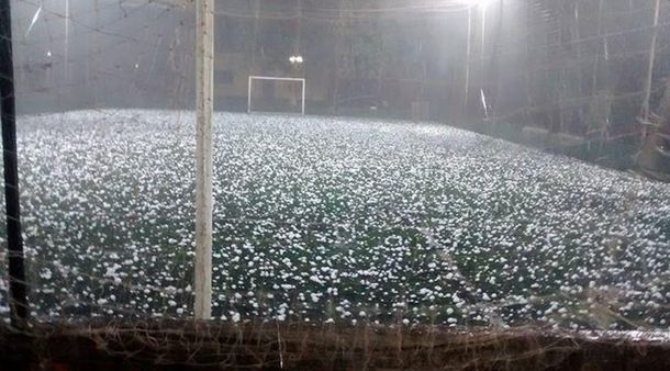 Un fuerte temporal de viento, lluvia y granizo provocó destrozos en Iguazú
