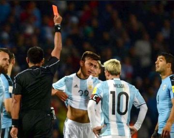 El chileno expulsó a Dybala en el primer tiempo frente a Uruguay