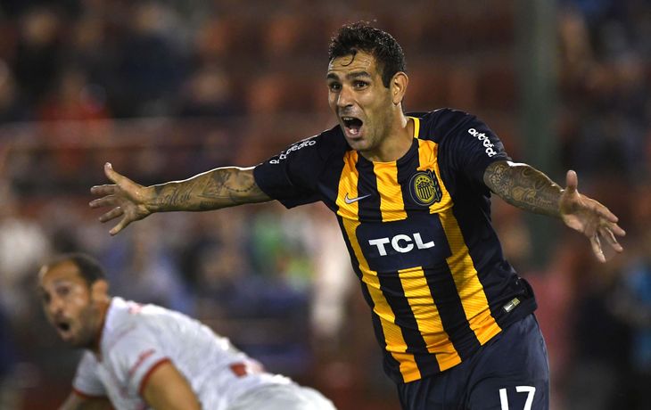 Germán Herrera celebra el segundo gol del Canalla