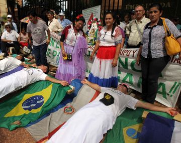 Asunción: trabajadores se crucifican frente a la embajada brasileña 