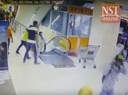 Una nena cayó de una escalera mecánica estando en los hombros de su padre Una nena cayó de una escalera mecánica estando en los hombros de su padre