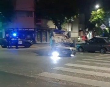 Una camioneta chocó contra un auto estacionado y terminó volcada en Liniers