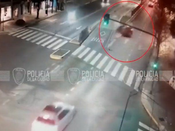 Así fue el choque del auto en el que iban 8 jóvenes contra un cantero del Metrobús