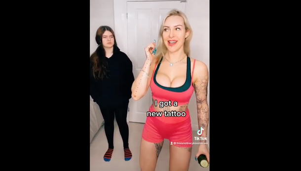 Influencer británica se tatuó una regla para medir el pene de sus amantes antes de tener sexo