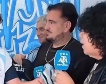 Julián sorprendió a La Mona Jiménez con un regalo especial en pleno streaming