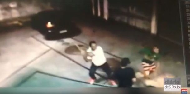 VIDEO: Dos hombres matan de un batazo a un hincha del Santos