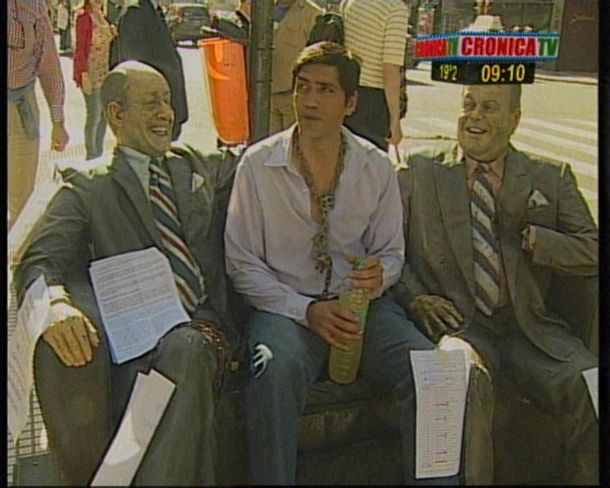 Un hombre se encadenó a la estatua de Olmedo y Portales