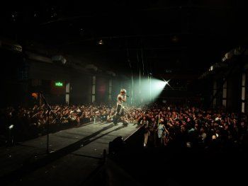 Seven Kayne brindó un increíble show con una propuesta explosiva