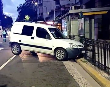 Fuerte choque en Barrio Norte: una camioneta embistió una reja de contención peatonal y el conductor quedó herido
