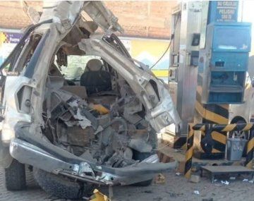 Un auto explotó al cargar gas en una estación de servicio: tres heridos