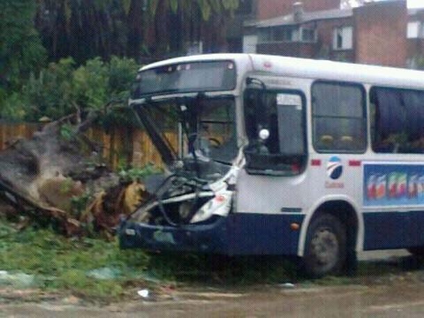 Alerta roja en Uruguay por vientos de hasta 190 km/h