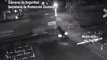 video: cruzo con la barrera baja, fue embestido por un tren, pero se salvo video: cruzo con la barrera baja, fue embestido por un tren, pero se salvo