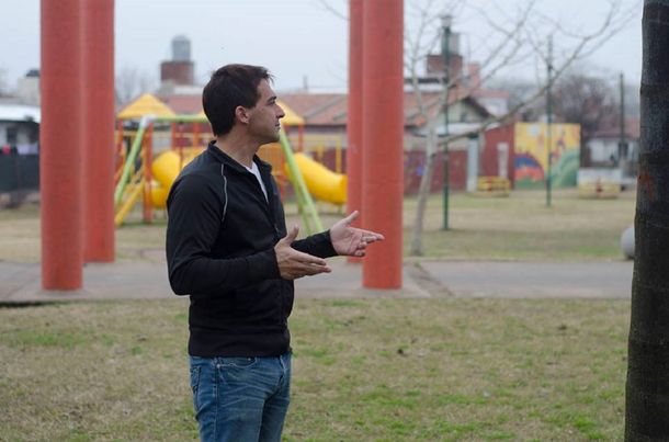 Un pitbull mordió a un candidato cuando hacía campaña casa por casa