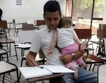 Un joven de 22 años contó que va a la universidad con su beba de 7 meses y lo fulminaron en las redes