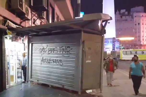 VIDEO: Un camión chocó y arrastró a un kiosco de diarios, y se dio a la fuga