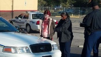 detienen a una zombie por estar borracha en la via publica