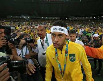 Polémica: ¿Neymar rompió los códigos olímpicos en el festejo del título?