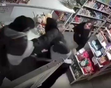Una almacenera echó de su local a una banda de delincuentes