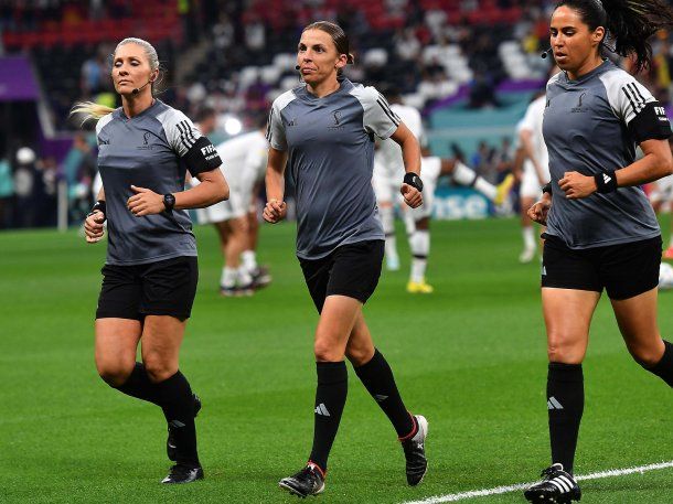 La árbitra francesa Stéphanie Frappart hace historia en el Mundial de Qatar 2022