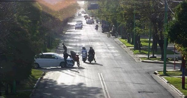 Un auto atropelló a tres motociclistas en Ensenada