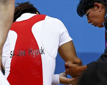 La impactante fractura de un pesista coreano en Londres 2012