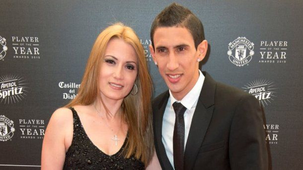 Fuerte cruce de Di María y su mujer con hinchas de Juventus