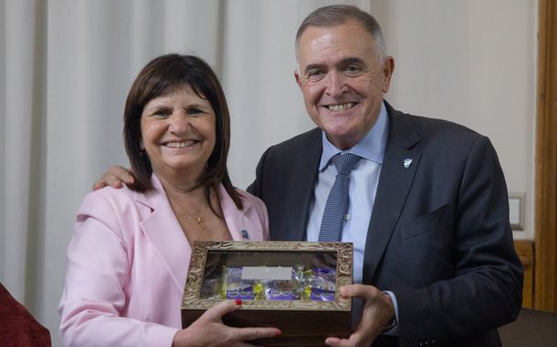 Ministra Patricia Bullrich y gobernador Osvaldo Jaldo.