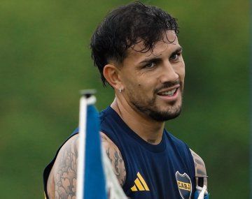 Viral: un hincha de Boca se tatuó un gigantesco retrato de Leandro Paredes en la pierna