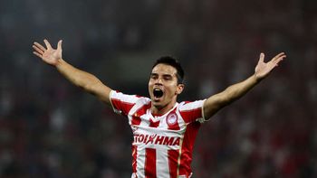 saviola brillo con dos goles en la goleada del olympiakos saviola brillo con dos goles en la goleada del olympiakos