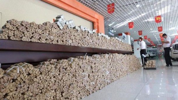 Por las propinas: Un chino compró un auto con 4 toneladas de monedas