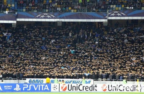 La hinchada del Dynamo de Kiev realizó una llamativa protesta