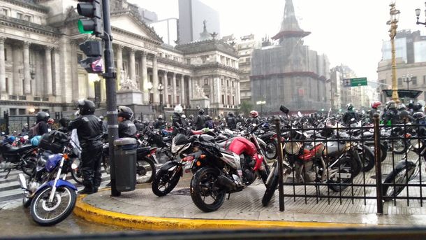 Motoqueros protestan en el Congreso