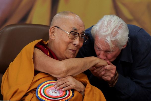El actor Richard Gere besa la mano del líder espiritual tibetano