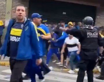 Hinchas de Boca tuvieron un enfrentamiento con la Policía previo al Superclásico.