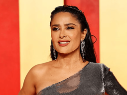 Salma Hayek marcó tendencia con una microbikini color mar.