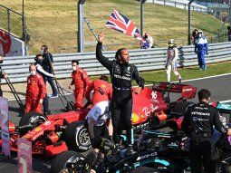 Con polémica, Hamilton volvió al triunfo en el patio de su casa tras sacar de carrera al líder Verstappen