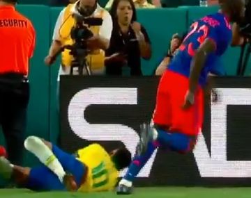 El susto de Neymar en su vuelta a la Selección: casi se rompe la cabeza contra un cartel