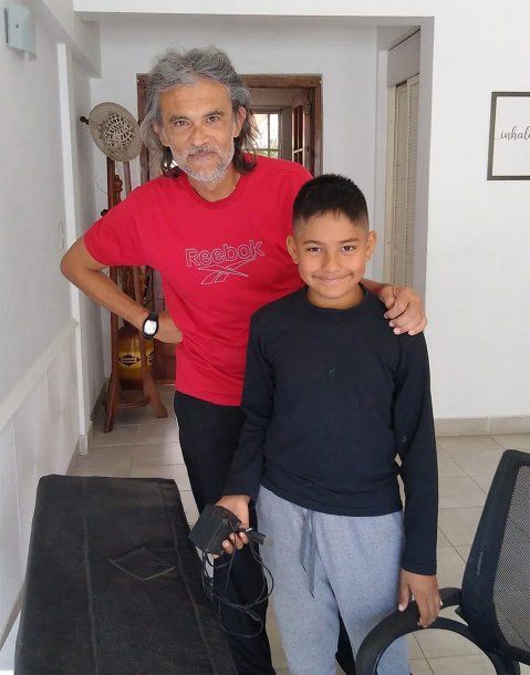 La Plata: le cumplieron el sueño a Joaquín, el nene que practicaba en un piano de papel