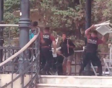 Audio: la escatológica razón por la que policías usaron sillazos