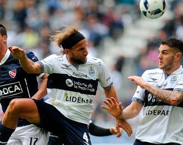 Independiente empató con Gimnasia en la presentación de Milito como entrenador