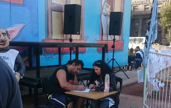 Carlos, el cartonero que aprende a leer y escribir en la escuela itinerante