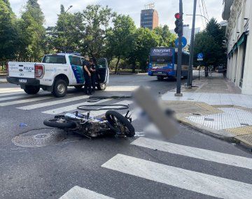 Accidente fatal en La Plata: un motociclista murió tras chocar con un colectivo