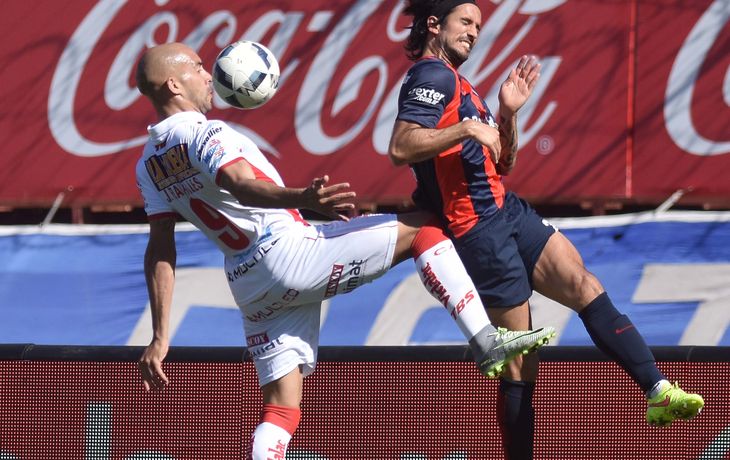 Barrales y Angeleri luchan por el balón