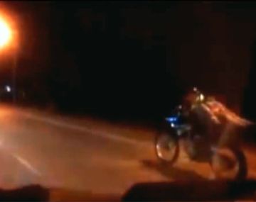 Motociclista conduce acostado