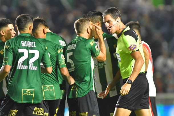 Paran a la dupla del VAR por el penal para River contra Banfield