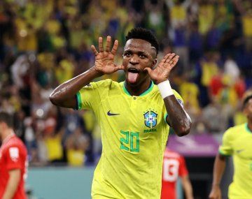Vinicius entrenó diferenciado y encendió las alarmas en Brasil: ¿juega?